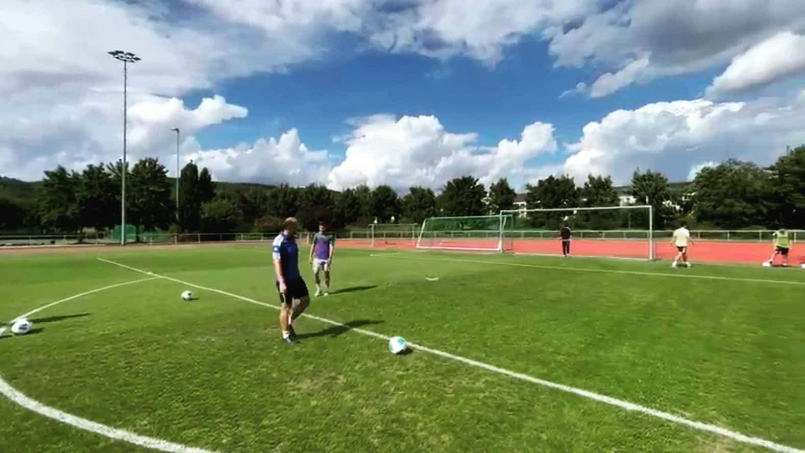 Fußballtraining auf dem Platz, aus Marcus Urbans Instagram-Beitrag vom 27. August 2026